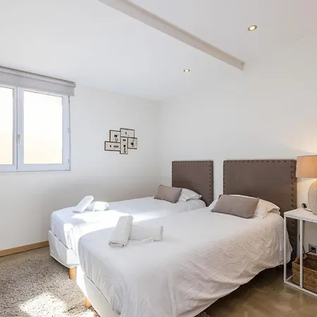 דירה Large & Very Central 4 Bdr Apartment