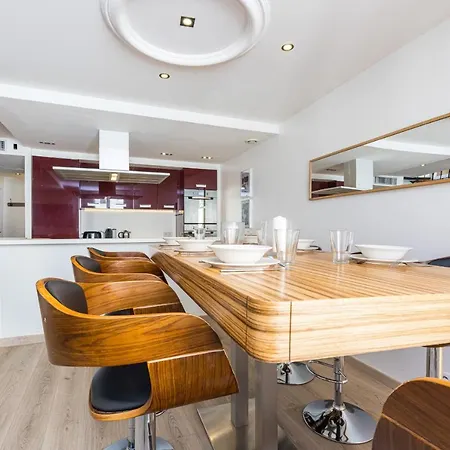 Large & Very Central 4 Bdr Apartment