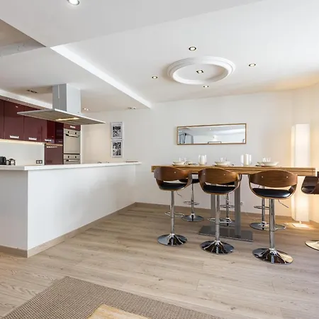דירה Large & Very Central 4 Bdr Apartment *