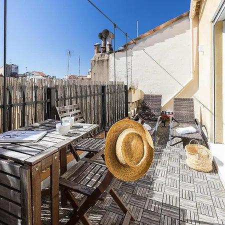 Large & Very Central 4 Bdr Apartment *