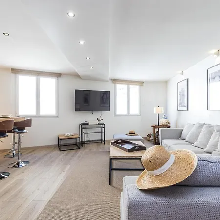 Large & Very Central 4 Bdr Apartment דירה