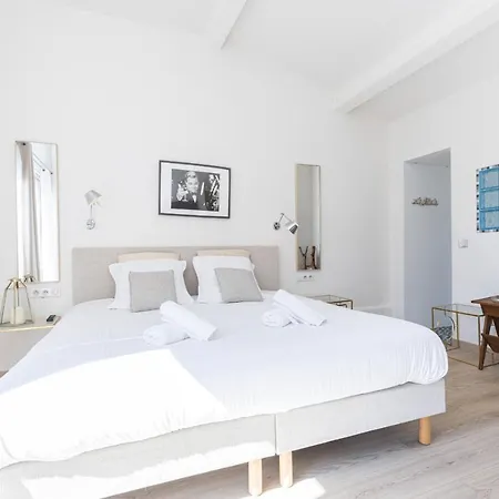 Large & Very Central 4 Bdr Apartment דירה *