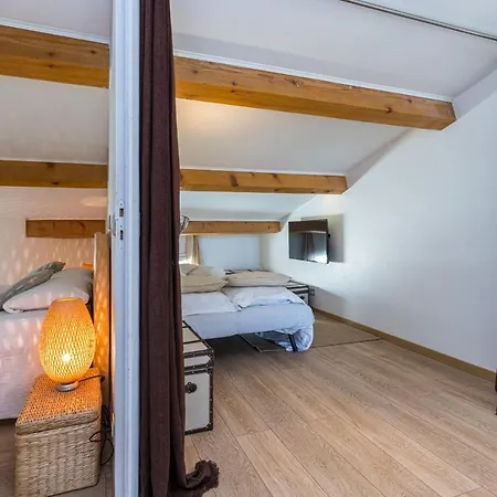 Large & Very Central 4 Bdr Apartment דירה