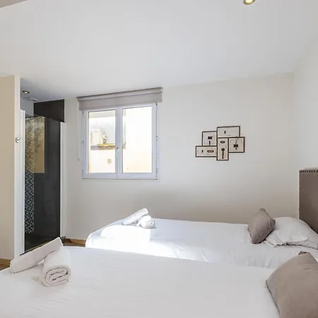 Large & Very Central 4 Bdr Apartment *