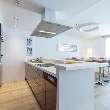 Large & Very Central 4 Bdr Apartment Lejlighed