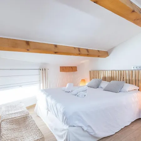 Large & Very Central 4 Bdr Apartment *