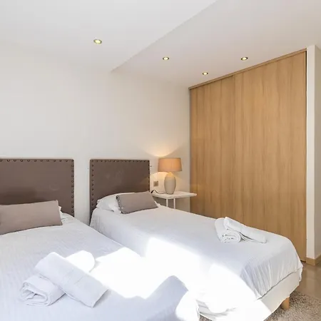 דירה Large & Very Central 4 Bdr Apartment