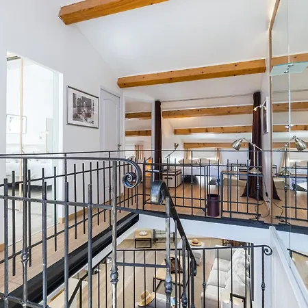 Large & Very Central 4 Bdr Apartment דירה *