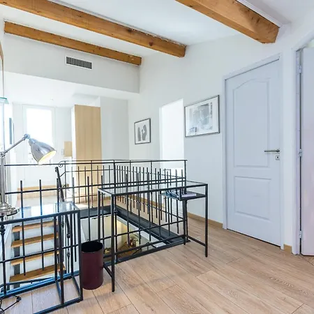 Large & Very Central 4 Bdr Apartment