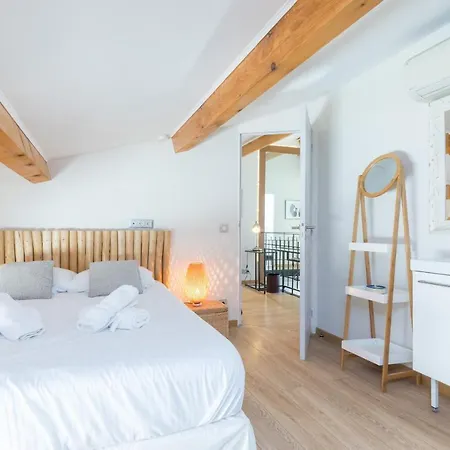 Large & Very Central 4 Bdr Apartment Lejlighed