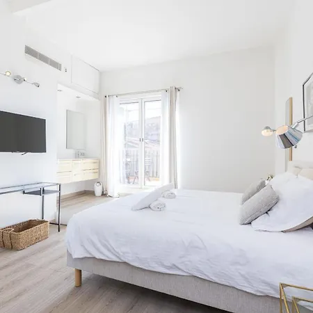 Large & Very Central 4 Bdr Apartment דירה