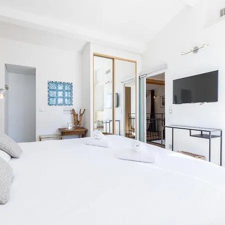Large & Very Central 4 Bdr Apartment