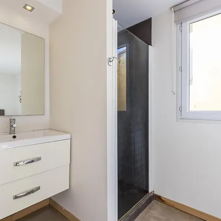 Large & Very Central 4 Bdr Apartment