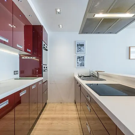 Large & Very Central 4 Bdr Apartment Lejlighed