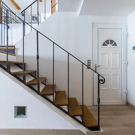 דירה Large & Very Central 4 Bdr Apartment קאן