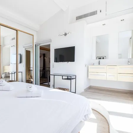 Large & Very Central 4 Bdr Apartment Lejlighed