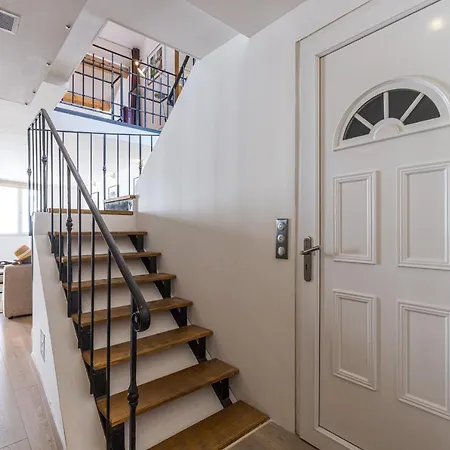 דירה Large & Very Central 4 Bdr Apartment *